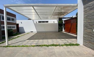 EN VENTA BELLA CASA CON PISCINA Y ARQUITECTURA MODERNA