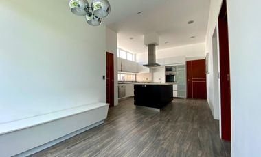 EN VENTA BELLA CASA CON PISCINA Y ARQUITECTURA MODERNA