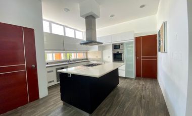 EN VENTA BELLA CASA CON PISCINA Y ARQUITECTURA MODERNA