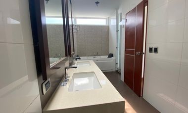 EN VENTA BELLA CASA CON PISCINA Y ARQUITECTURA MODERNA