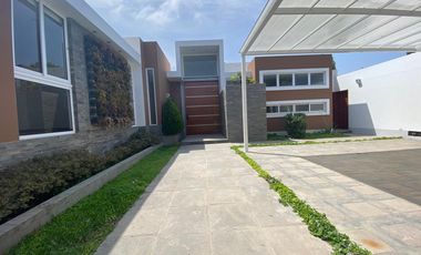 EN VENTA BELLA CASA CON PISCINA Y ARQUITECTURA MODERNA