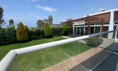EN VENTA BELLA CASA CON PISCINA Y ARQUITECTURA MODERNA