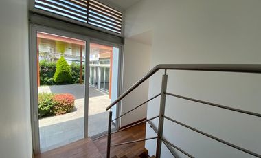 EN VENTA BELLA CASA CON PISCINA Y ARQUITECTURA MODERNA