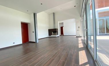 EN VENTA BELLA CASA CON PISCINA Y ARQUITECTURA MODERNA