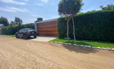 EN VENTA BELLA CASA CON PISCINA Y ARQUITECTURA MODERNA