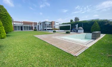 EN VENTA BELLA CASA CON PISCINA Y ARQUITECTURA MODERNA