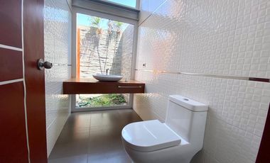 EN VENTA BELLA CASA CON PISCINA Y ARQUITECTURA MODERNA