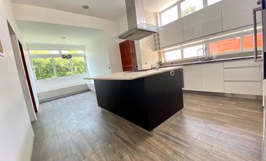EN VENTA BELLA CASA CON PISCINA Y ARQUITECTURA MODERNA