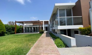 EN VENTA BELLA CASA CON PISCINA Y ARQUITECTURA MODERNA