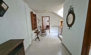 VENTA DE INMUEBLE APTO PARA OFICINAS CON 3 ESPACIOS AMPLIOS Y 3 ESPACIOS MÁS, UBICADO EN EL CENTRO DE QUERÉTARO.