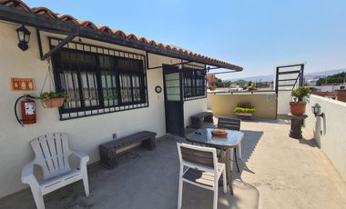 VENTA DE INMUEBLE APTO PARA OFICINAS CON 3 ESPACIOS AMPLIOS Y 3 ESPACIOS MÁS, UBICADO EN EL CENTRO DE QUERÉTARO.