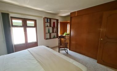 VENTA DE INMUEBLE APTO PARA OFICINAS CON 3 ESPACIOS AMPLIOS Y 3 ESPACIOS MÁS, UBICADO EN EL CENTRO DE QUERÉTARO.