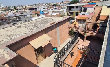 VENTA DE INMUEBLE APTO PARA OFICINAS CON 3 ESPACIOS AMPLIOS Y 3 ESPACIOS MÁS, UBICADO EN EL CENTRO DE QUERÉTARO.