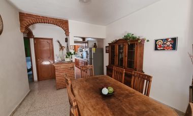 VENTA DE INMUEBLE APTO PARA OFICINAS CON 3 ESPACIOS AMPLIOS Y 3 ESPACIOS MÁS, UBICADO EN EL CENTRO DE QUERÉTARO.