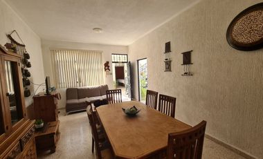 VENTA DE INMUEBLE APTO PARA OFICINAS CON 3 ESPACIOS AMPLIOS Y 3 ESPACIOS MÁS, UBICADO EN EL CENTRO DE QUERÉTARO.