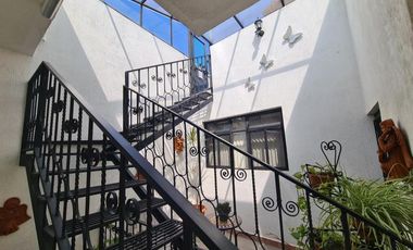 VENTA DE INMUEBLE APTO PARA OFICINAS CON 3 ESPACIOS AMPLIOS Y 3 ESPACIOS MÁS, UBICADO EN EL CENTRO DE QUERÉTARO.