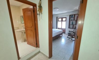 VENTA DE INMUEBLE APTO PARA OFICINAS CON 3 ESPACIOS AMPLIOS Y 3 ESPACIOS MÁS, UBICADO EN EL CENTRO DE QUERÉTARO.