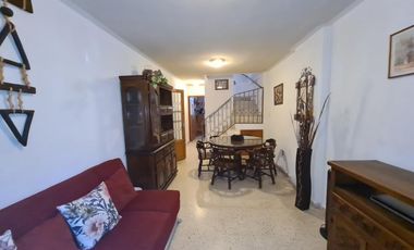 VENTA DE INMUEBLE APTO PARA OFICINAS CON 3 ESPACIOS AMPLIOS Y 3 ESPACIOS MÁS, UBICADO EN EL CENTRO DE QUERÉTARO.