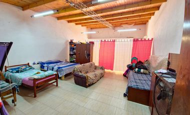 En venta: Casa + local a 50 mts. escuela en Romang