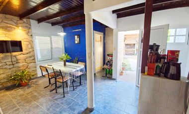 En venta: Casa + local a 50 mts. escuela en Romang