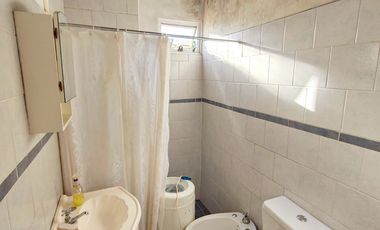 En venta: Casa + local a 50 mts. escuela en Romang