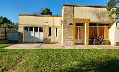 En venta: Casa + local a 50 mts. escuela en Romang