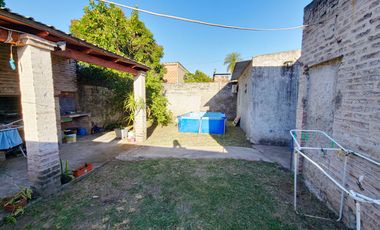 En venta: Casa + local a 50 mts. escuela en Romang