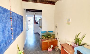 En venta: Casa + local a 50 mts. escuela en Romang