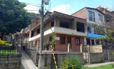 Se vende Casa de tres pisos ubicada en el barrio Montecarlo, en Girardota