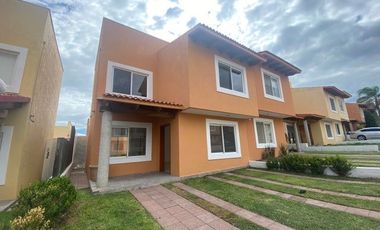 En venta casa en condominio en Juriquilla 3 recàmaras terraza jardìn vigilancia LP-24-748