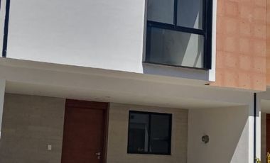 CASA EN VENTA EN AUREA RESIDENCIAL, 3 RECAMARAS A UNA CUADRA DE CASA CLUB