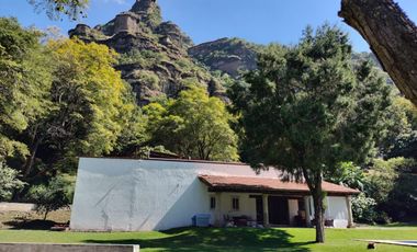 Hermosa propiedad con amplio jardín en Tepoztlán, Morelos rodeada de árboles frutales