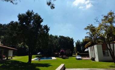 Hermosa propiedad con amplio jardín en Tepoztlán, Morelos rodeada de árboles frutales