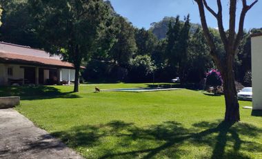 Hermosa propiedad con amplio jardín en Tepoztlán, Morelos rodeada de árboles frutales