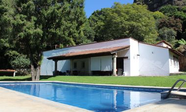 Hermosa propiedad con amplio jardín en Tepoztlán, Morelos rodeada de árboles frutales