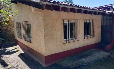 Hermosa propiedad con amplio jardín en Tepoztlán, Morelos rodeada de árboles frutales