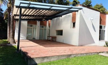 Hermosa propiedad con amplio jardín en Tepoztlán, Morelos rodeada de árboles frutales
