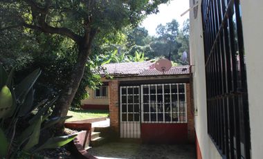 Hermosa propiedad con amplio jardín en Tepoztlán, Morelos rodeada de árboles frutales