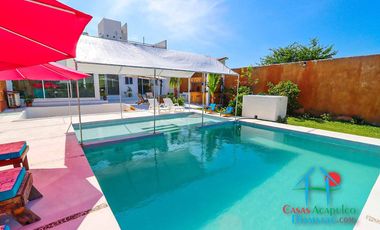 Casa en renta vacacional para 14 personas. Terraza con alberca privada, jardín y salida a la laguna