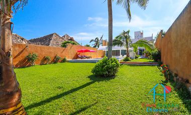 Casa en renta vacacional para 14 personas. Terraza con alberca privada, jardín y salida a la laguna