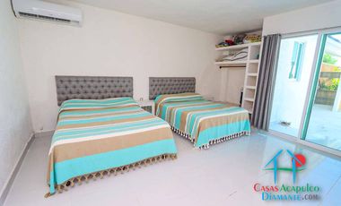 Casa en renta vacacional para 14 personas. Terraza con alberca privada, jardín y salida a la laguna