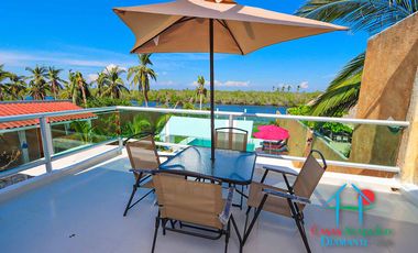 Casa en renta vacacional para 14 personas. Terraza con alberca privada, jardín y salida a la laguna