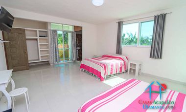 Casa en renta vacacional para 14 personas. Terraza con alberca privada, jardín y salida a la laguna