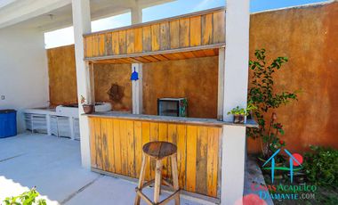 Casa en renta vacacional para 14 personas. Terraza con alberca privada, jardín y salida a la laguna