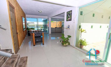 Casa en renta vacacional para 14 personas. Terraza con alberca privada, jardín y salida a la laguna