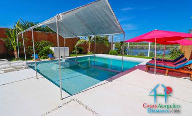 Casa en renta vacacional para 14 personas. Terraza con alberca privada, jardín y salida a la laguna