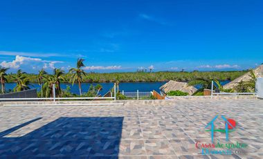 Casa en renta vacacional para 14 personas. Terraza con alberca privada, jardín y salida a la laguna