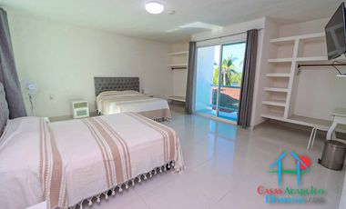 Casa en renta vacacional para 14 personas. Terraza con alberca privada, jardín y salida a la laguna