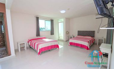 Casa en renta vacacional para 14 personas. Terraza con alberca privada, jardín y salida a la laguna