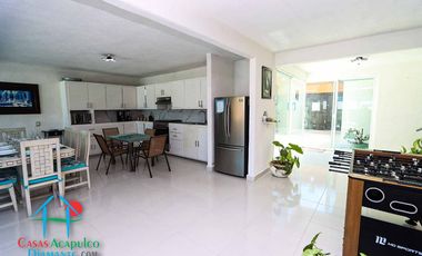 Casa en renta vacacional para 14 personas. Terraza con alberca privada, jardín y salida a la laguna